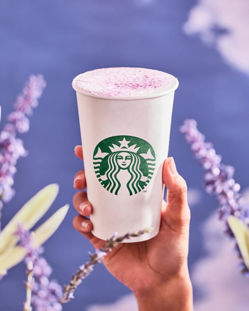 Las nuevas bebidas sabor lavanda de Starbucks® llegan justo a tiempo para darle la bienvenida a los meses ¡más fríos del invierno!