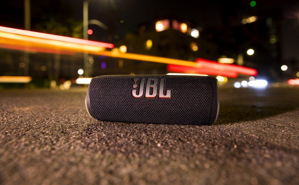 JBL recomienda parlantes a la hora de ir a la playa